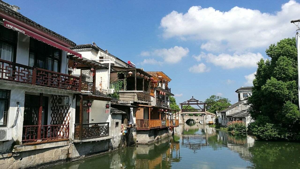 穿格子大衣加阔腿裤，既显瘦又洋气，适合什么样的女生？